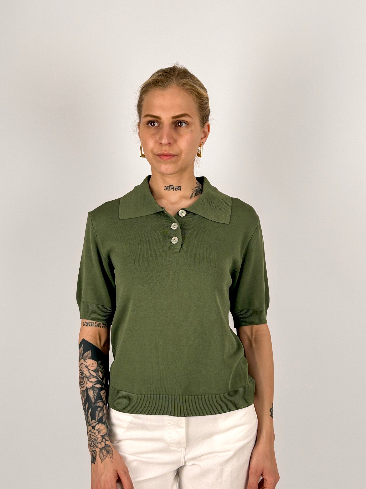 Polo donna in maglia verde militare con colletto classico e bottoni frontali - vista frontale