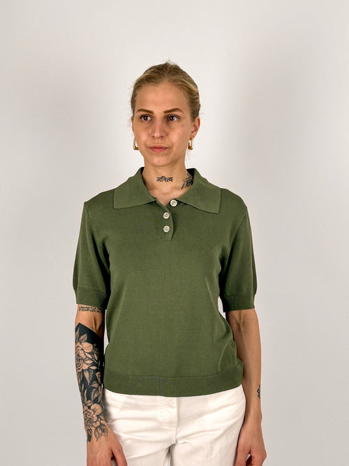 Polo donna in maglia verde militare con colletto classico e bottoni frontali - vista frontale