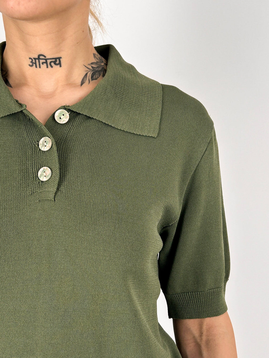 Polo donna in maglia verde militare con colletto classico e bottoni frontali - vista dettaglio