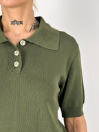 Polo donna in maglia verde militare con colletto classico e bottoni frontali - vista dettaglio