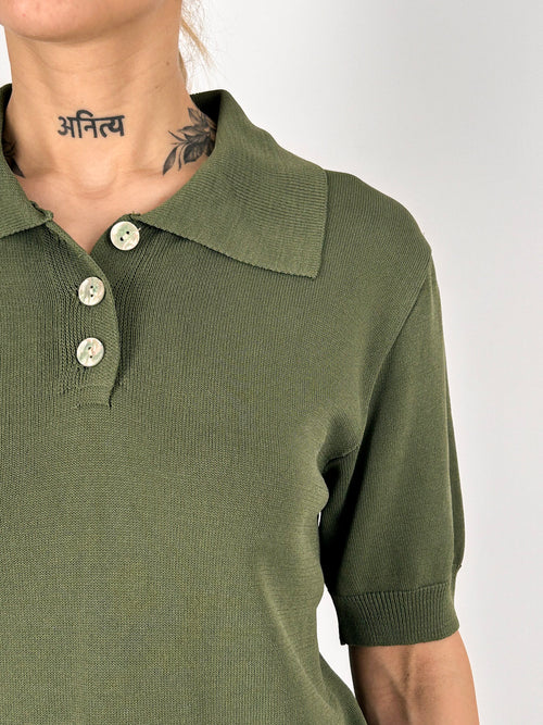 Polo donna in maglia verde militare con colletto classico e bottoni frontali - vista dettaglio