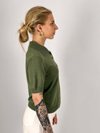 Polo donna in maglia verde militare con colletto classico e bottoni frontali - vista laterale