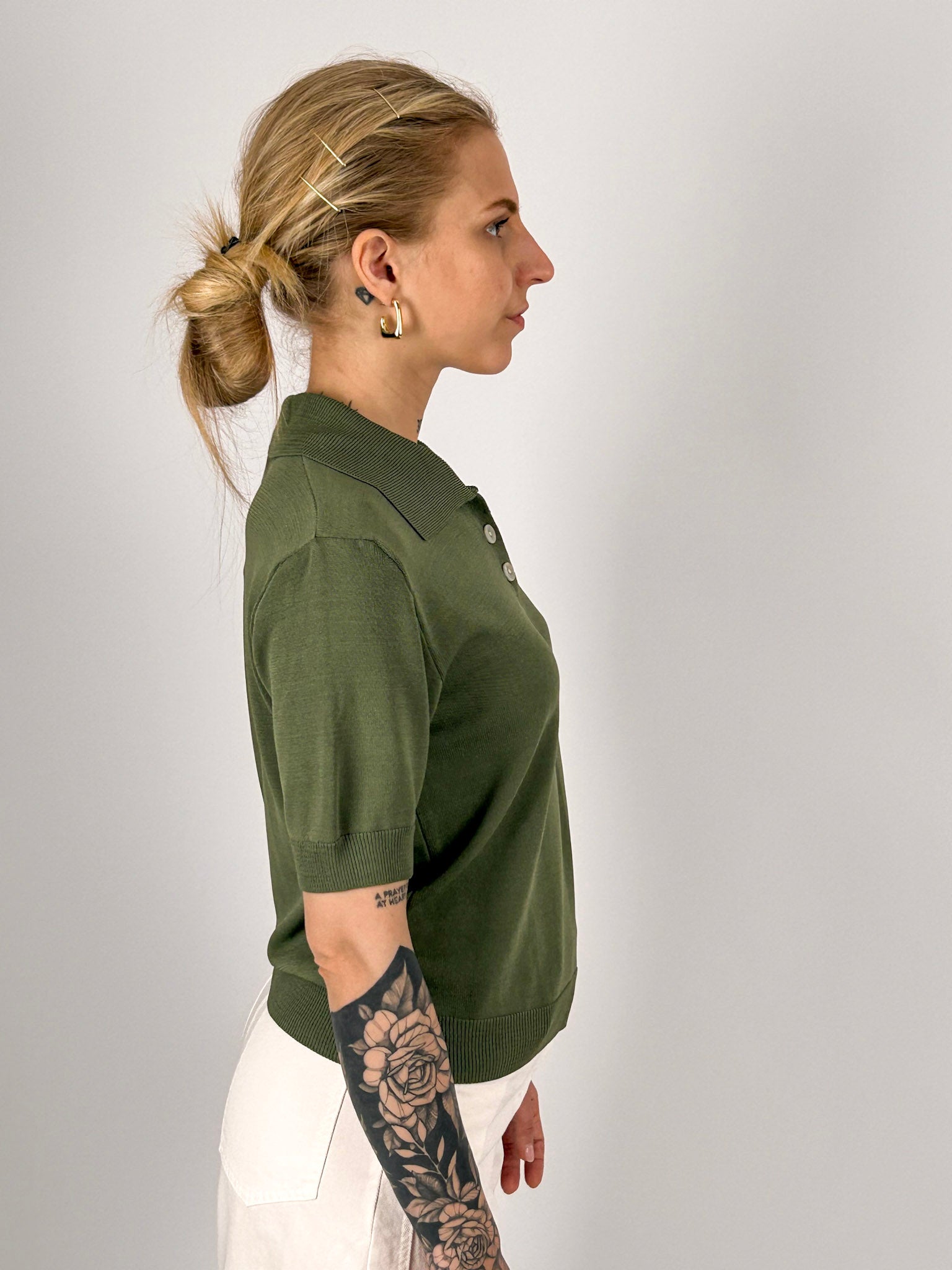 Polo donna in maglia verde militare con colletto classico e bottoni frontali - vista laterale