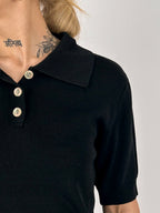 Polo donna in maglia nero con colletto classico e bottoni frontali - vista dettaglio