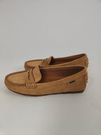 Mocassino da donna effetto suede con cuciture a vista e design classico casual. vista laterale beige