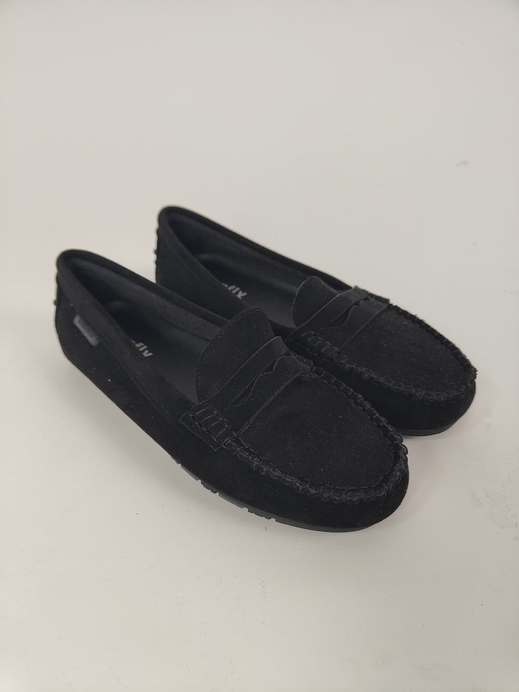 Mocassino da donna effetto suede con cuciture a vista e design classico casual. vista frontale nero