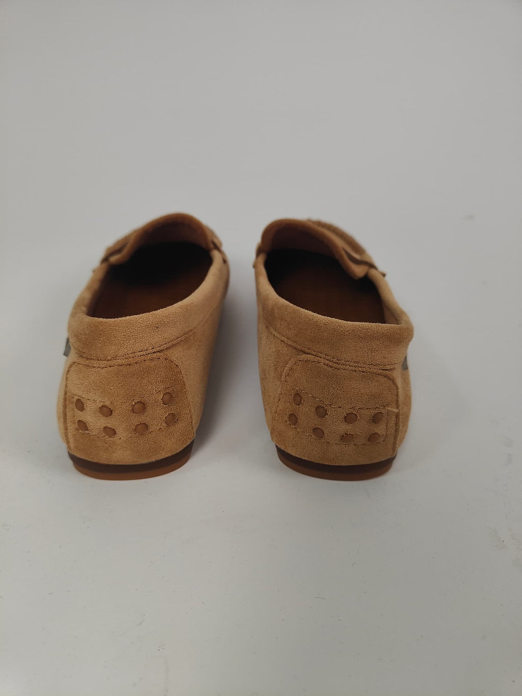 Mocassino da donna effetto suede con cuciture a vista e design classico casual. vista retro beige