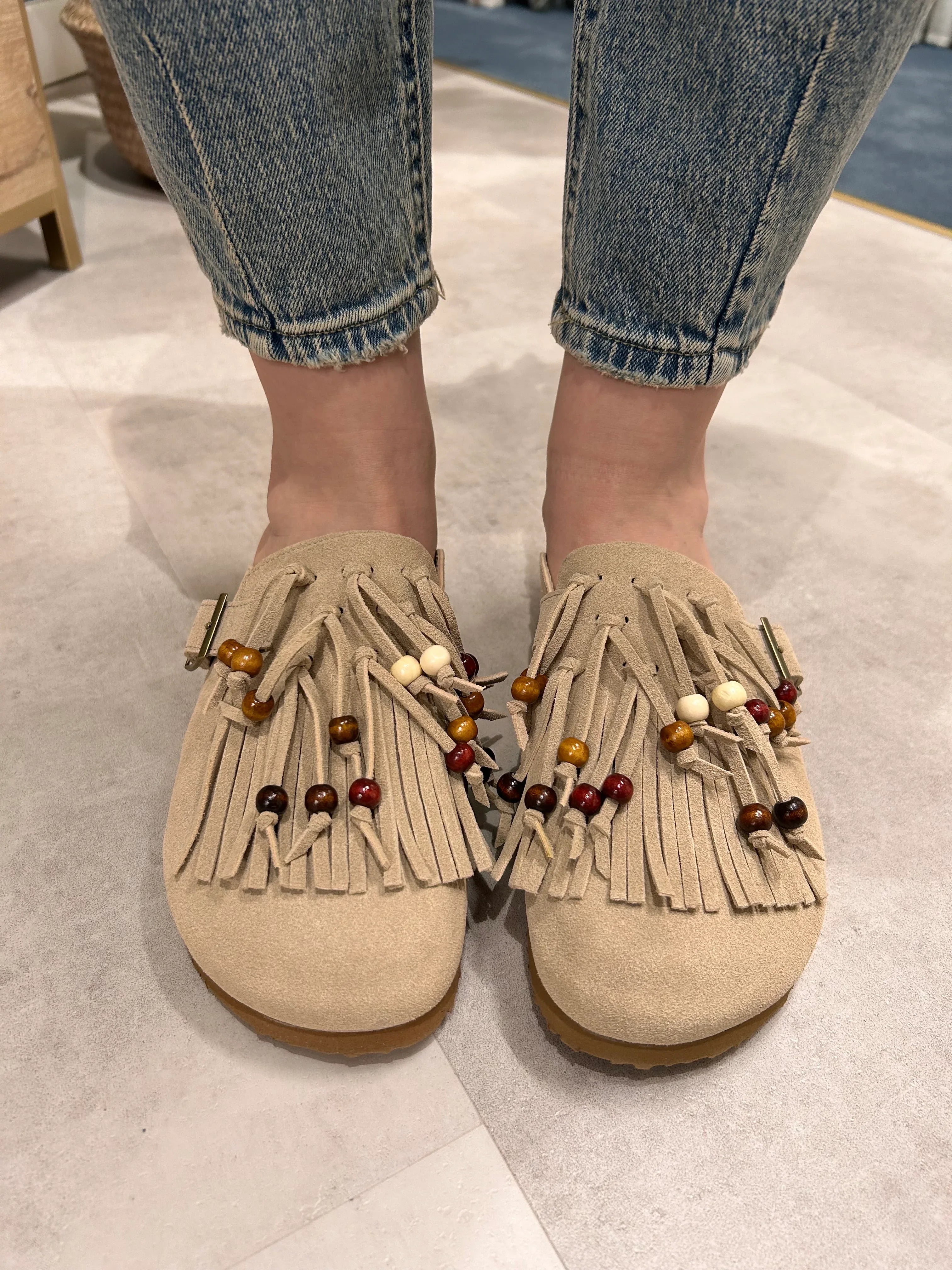 Sabot con frange – scarpa donna sabot con dettaglio frange, stile boho chic
