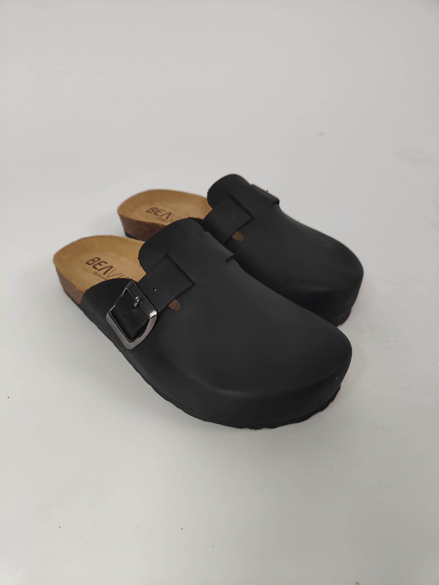 Sabot bio da donna in vera pelle effetto suede con fibbia laterale e plantare anatomico comodo. nero