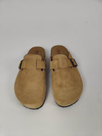 Sabot bio da donna in vera pelle effetto suede con fibbia laterale e plantare anatomico comodo. beige vista frontale