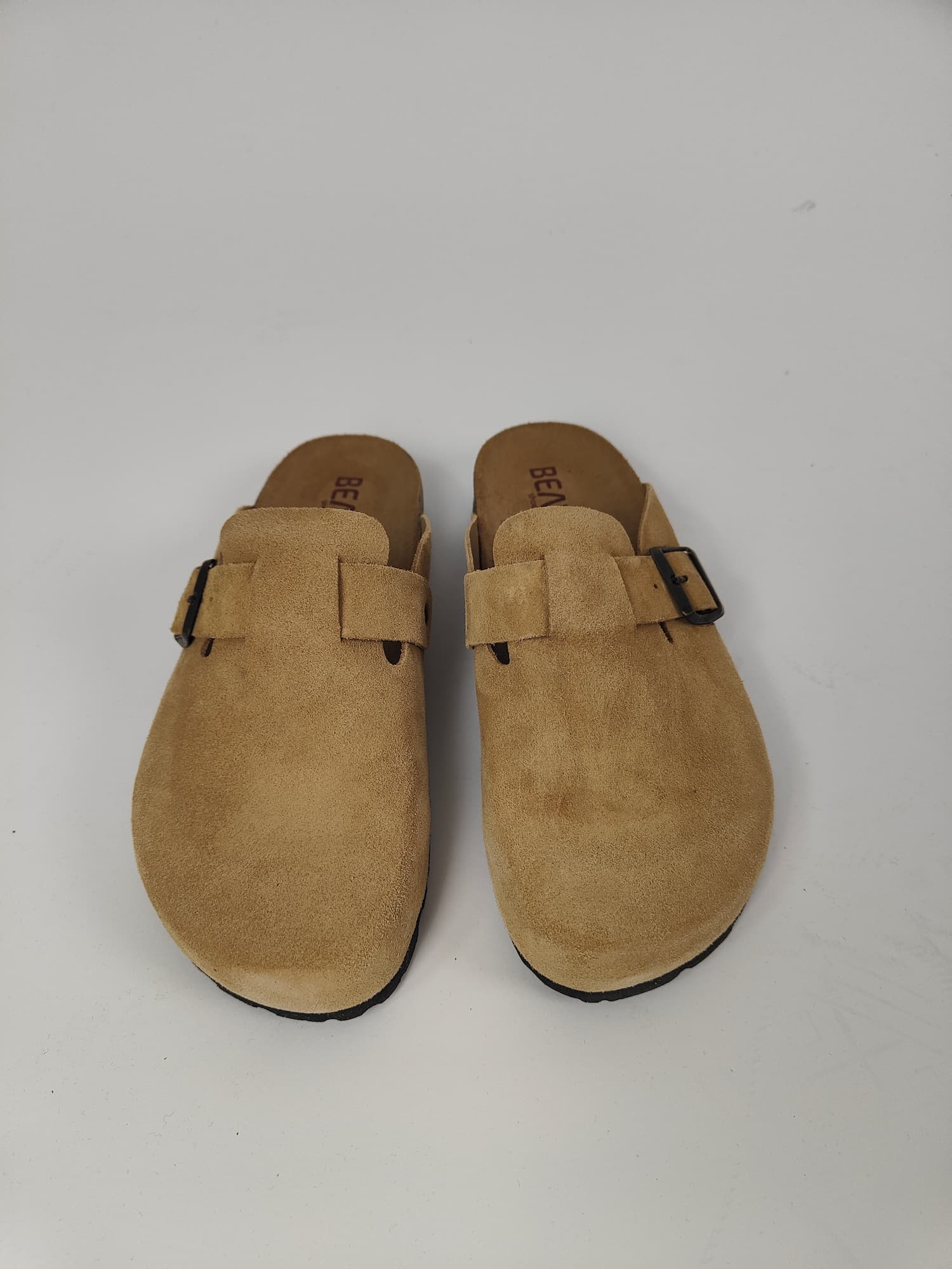 Sabot bio da donna in vera pelle effetto suede con fibbia laterale e plantare anatomico comodo. beige vista frontale