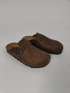 Sabot bio da donna in vera pelle effetto suede con fibbia laterale e plantare anatomico comodo. cioccolato