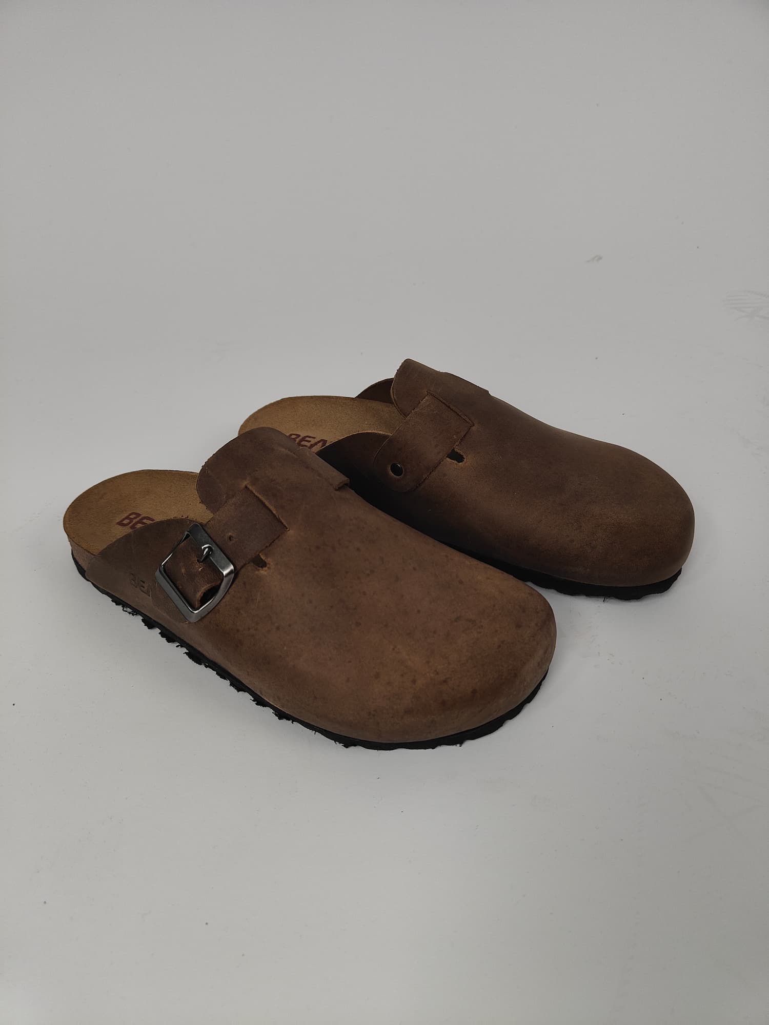 Sabot bio da donna in vera pelle effetto suede con fibbia laterale e plantare anatomico comodo. cioccolato