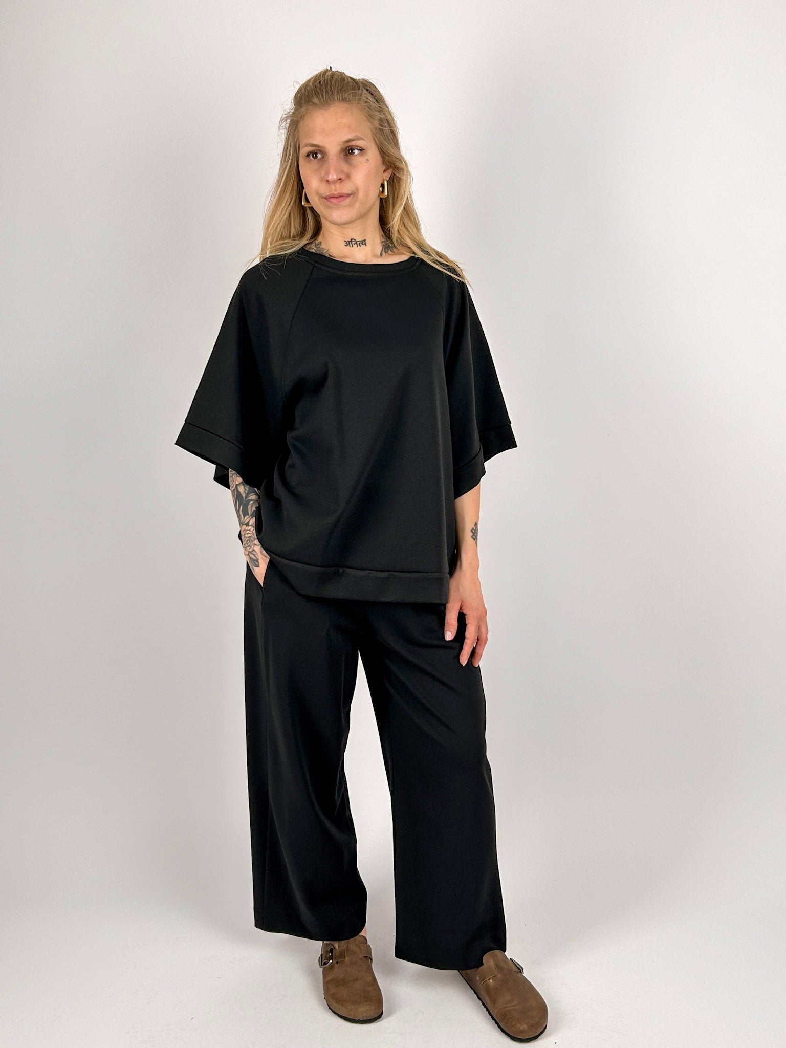 Completo Bergamo Nero da donna con maglia morbida e pantalone coordinato - vista frontale