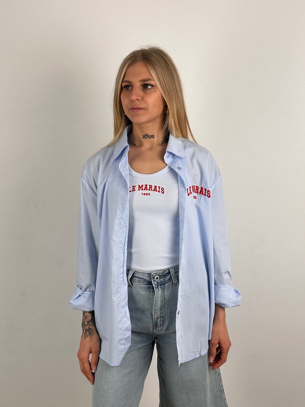 set camicia over e canotta elasticizzata azzurra vista frontale