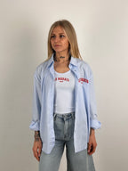 set camicia over e canotta elasticizzata azzurra vista frontale