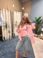 foto stile instagram con set camicia over e canotta elasticizzata vista retro