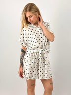 Coordinato donna a pois con camicia morbida e shorts elasticizzati. vista frontale