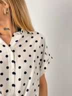 Coordinato donna a pois con camicia morbida e shorts elasticizzati. vista dettaglio