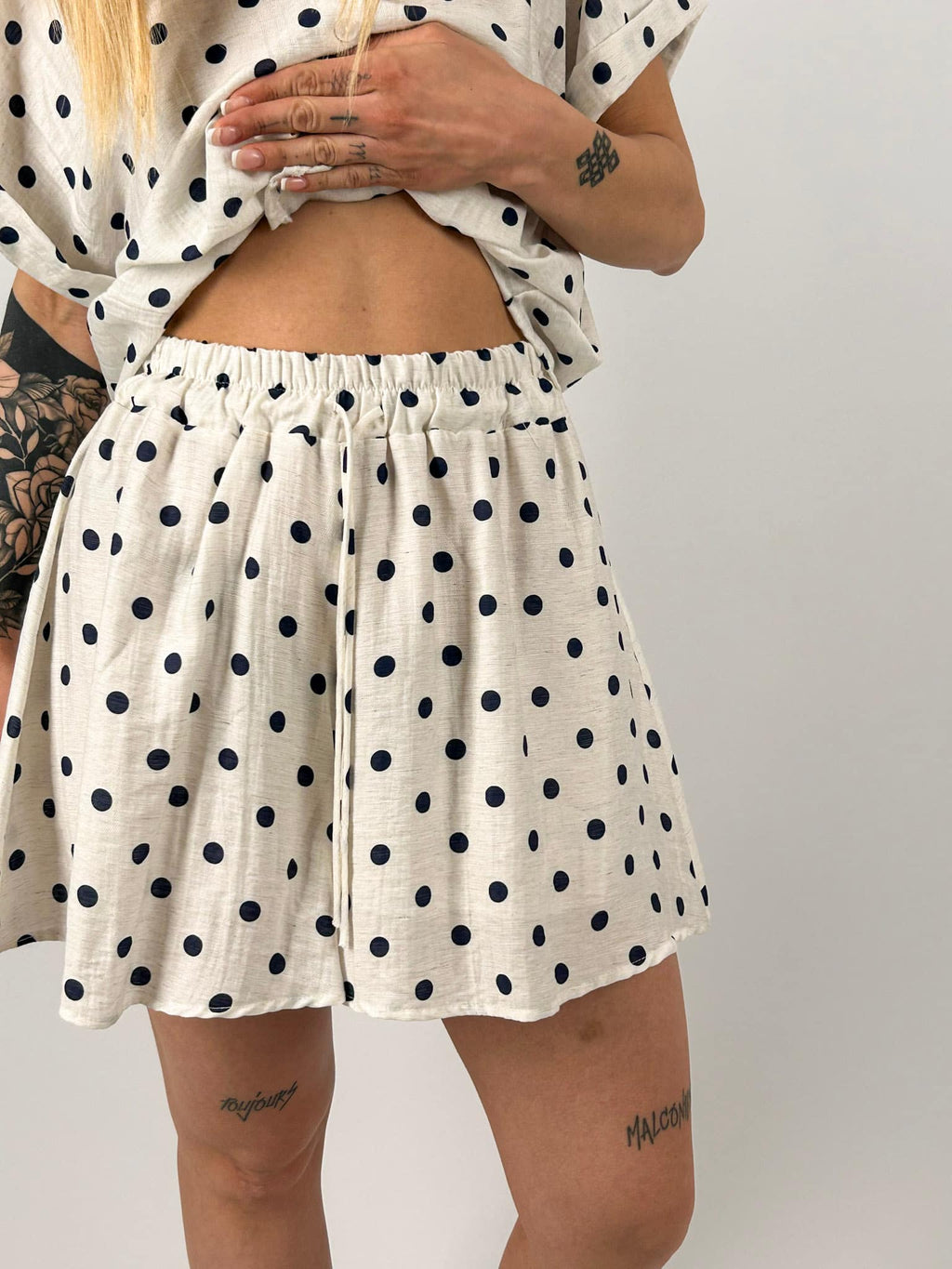 Coordinato donna a pois con camicia morbida e shorts elasticizzati. vista short