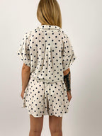 Coordinato donna a pois con camicia morbida e shorts elasticizzati. vista retro