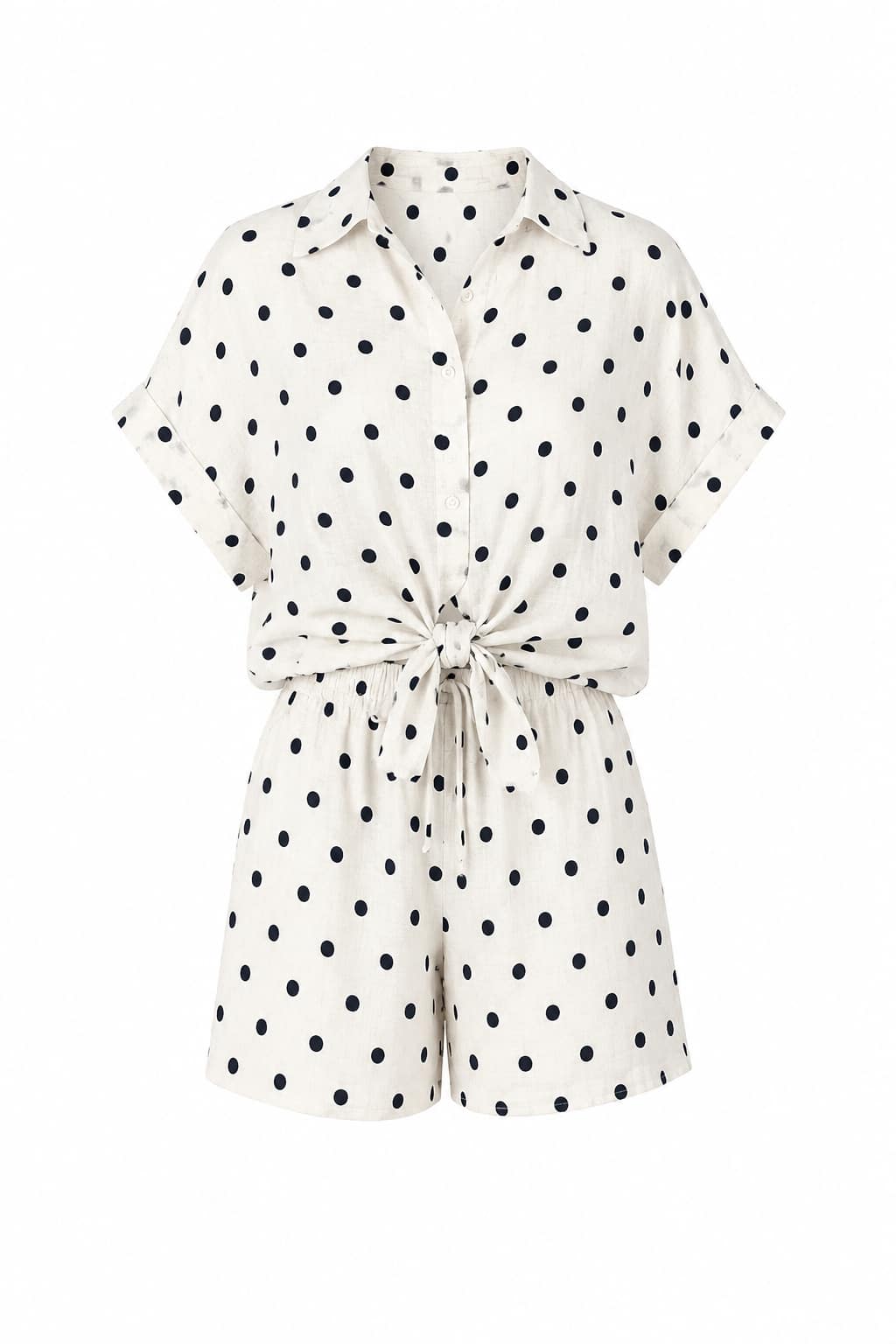Coordinato donna a pois con camicia morbida e shorts elasticizzati. immagine gost
