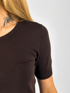 Maglia Lucca Cioccolato da donna a manica corta in viscosa indossata come sottogiacca - dettaglio tessuto
