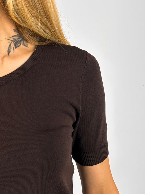 Maglia Lucca Cioccolato da donna a manica corta in viscosa indossata come sottogiacca - dettaglio tessuto