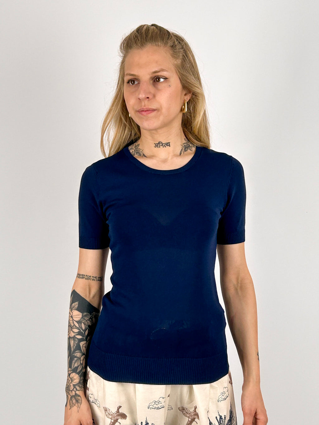 Maglia Lucca Blu da donna a manica corta in viscosa indossata come sottogiacca - vista frontale