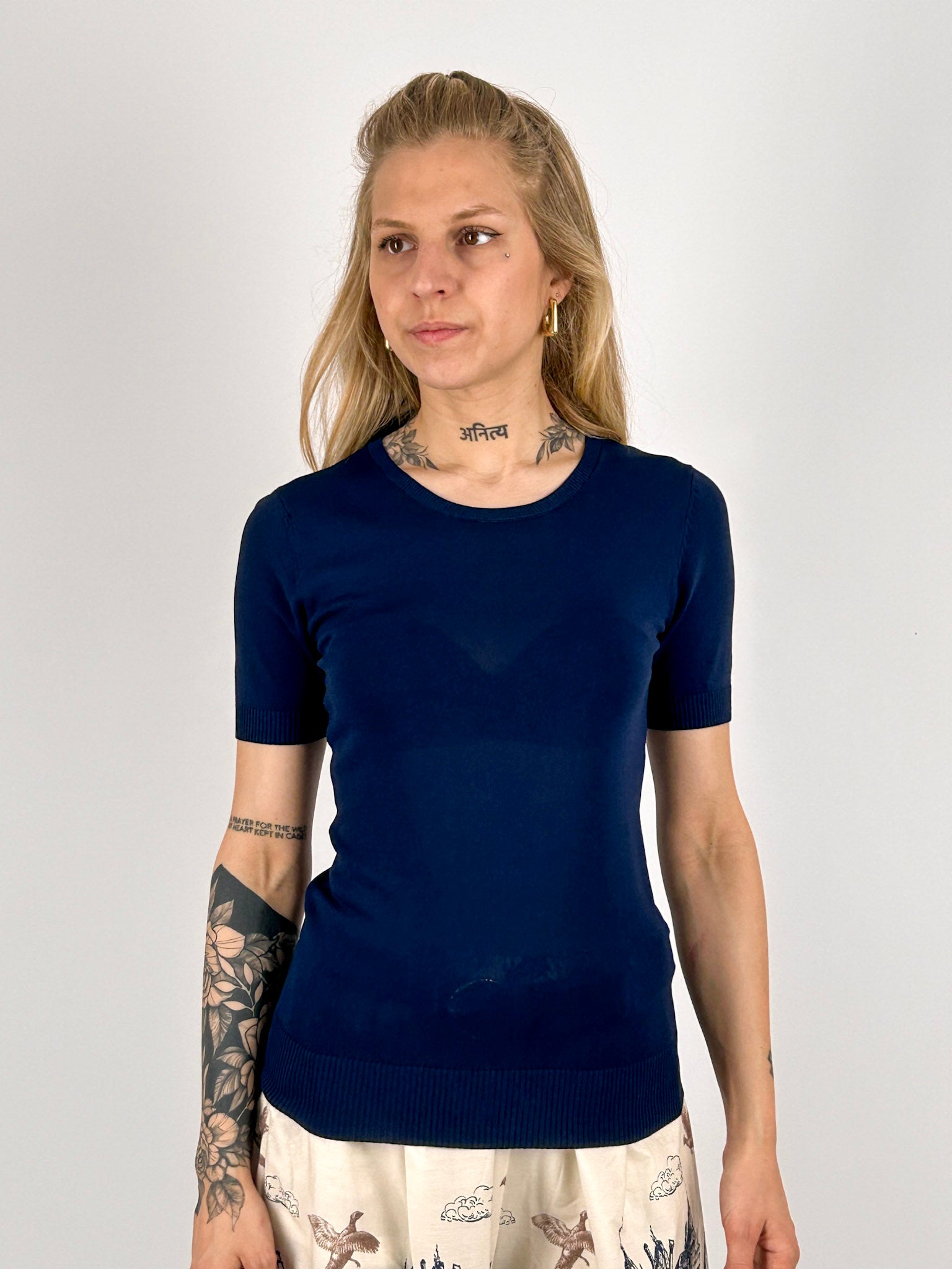 Maglia Lucca Blu da donna a manica corta in viscosa indossata come sottogiacca - vista frontale