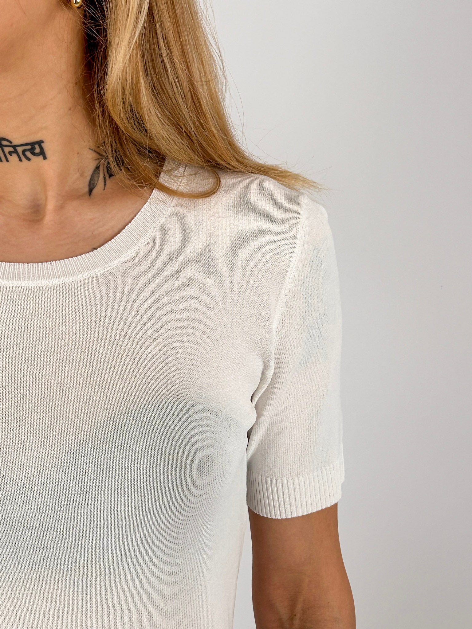 Maglia Lucca Bianco da donna a manica corta in viscosa indossata come sottogiacca - dettaglio tessuto