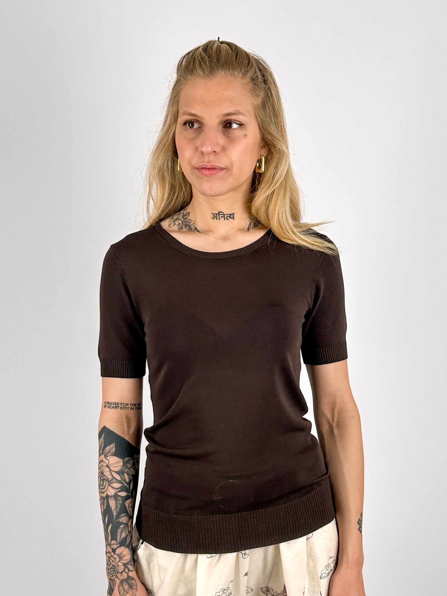 Maglia Lucca Cioccolato da donna a manica corta in viscosa indossata come sottogiacca - vista frontale