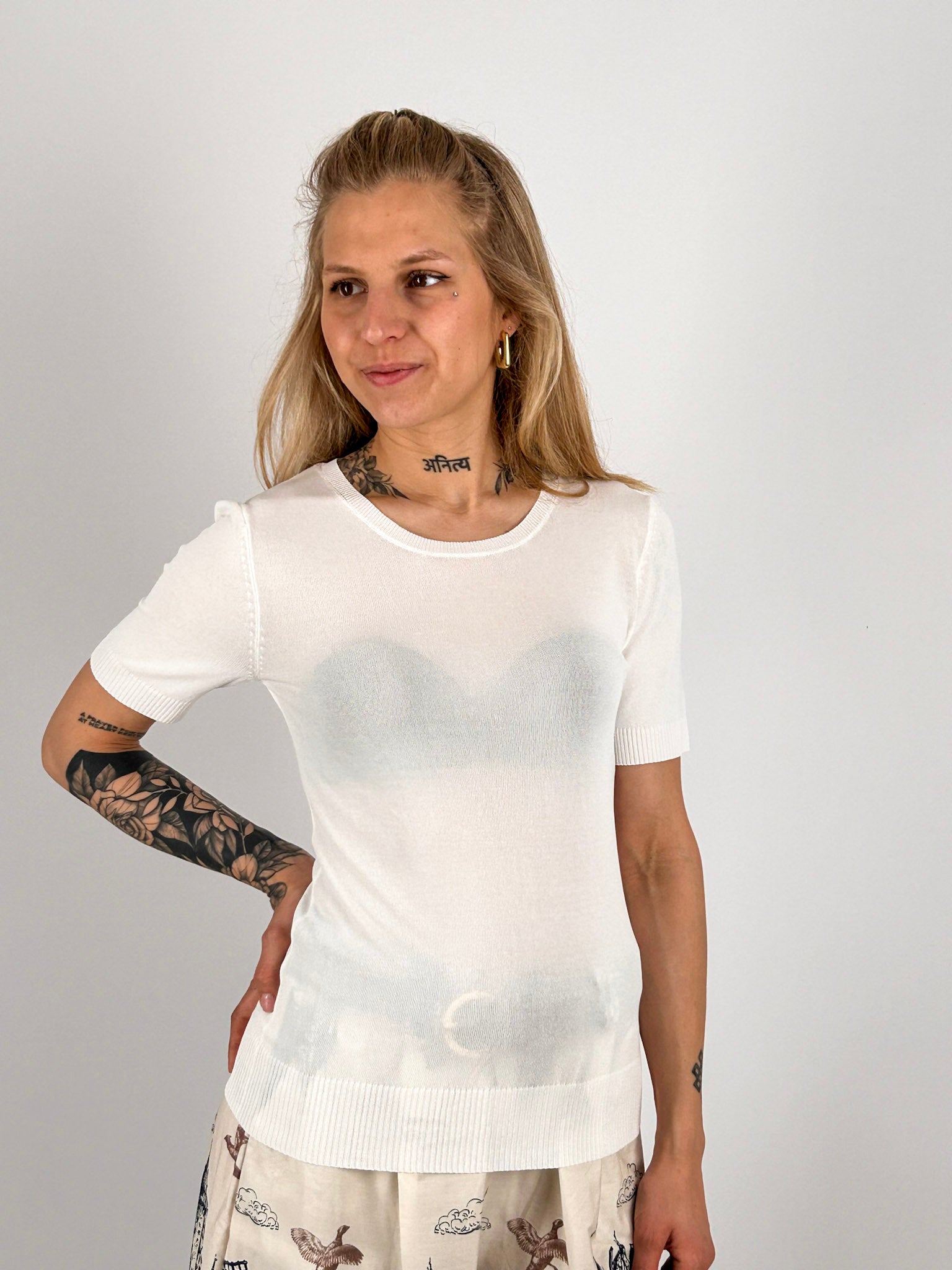 Maglia Lucca Bianco da donna a manica corta in viscosa indossata come sottogiacca - vista frontale
