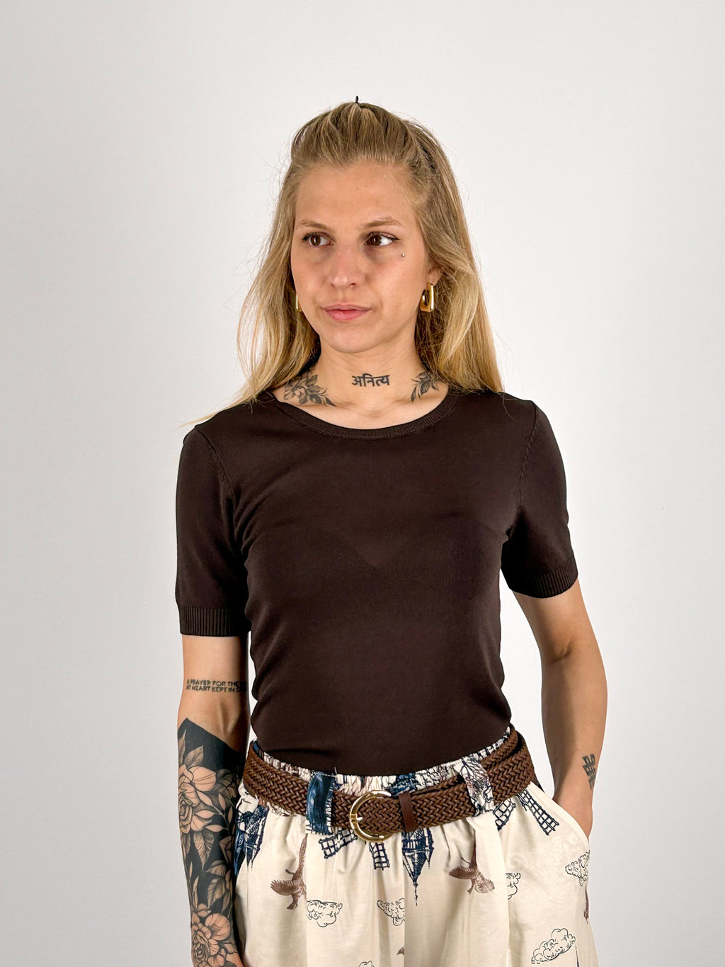 Maglia Lucca Cioccolato da donna a manica corta in viscosa indossata come sottogiacca. portata dentro