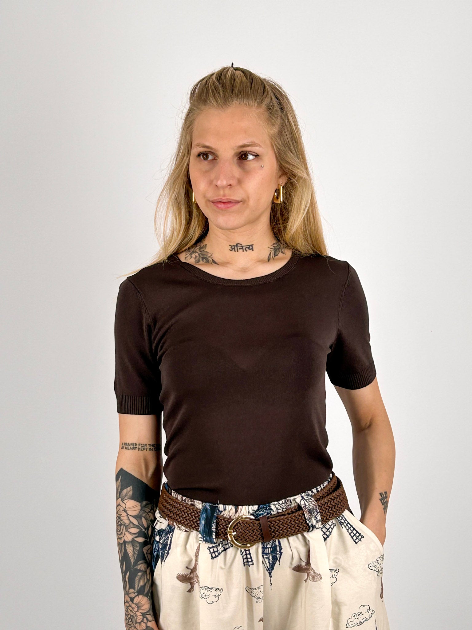 Maglia Lucca Cioccolato da donna a manica corta in viscosa indossata come sottogiacca. portata dentro