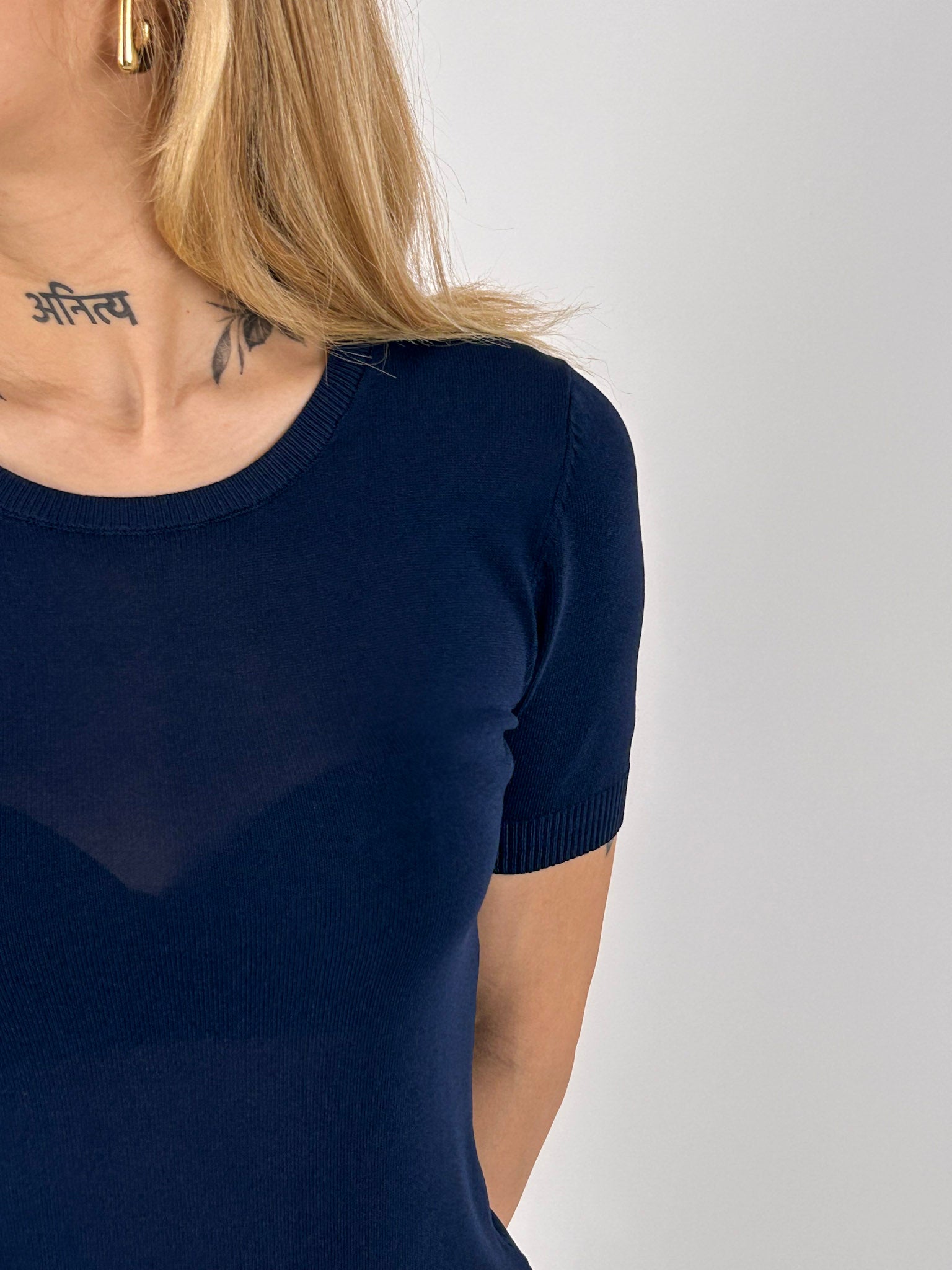 Maglia Lucca Blu da donna a manica corta in viscosa indossata come sottogiacca - dettaglio tessuto