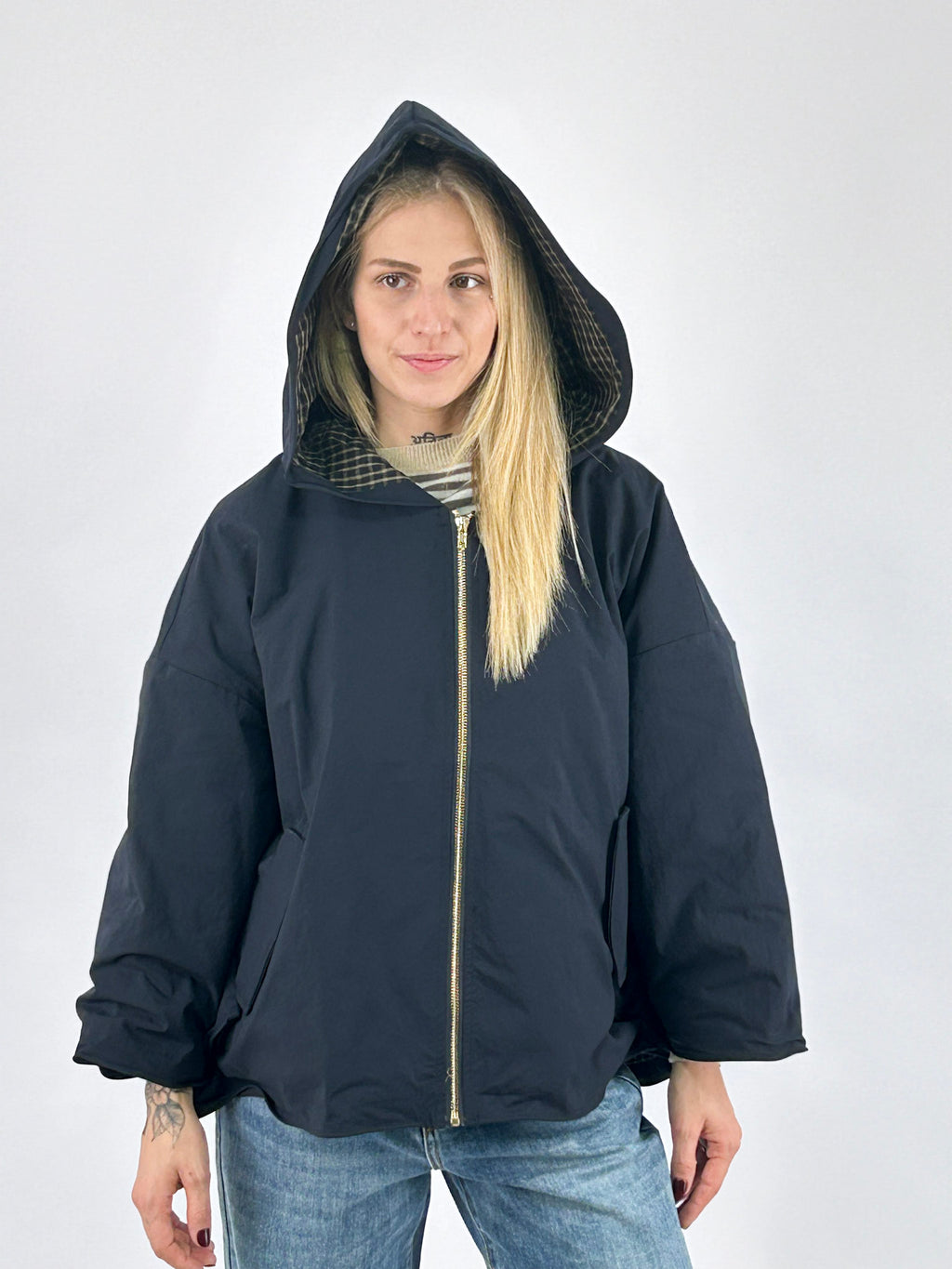Giubbino donna ampio con cappuccio, zip frontale e retro più lungo blu - vista cappuccio