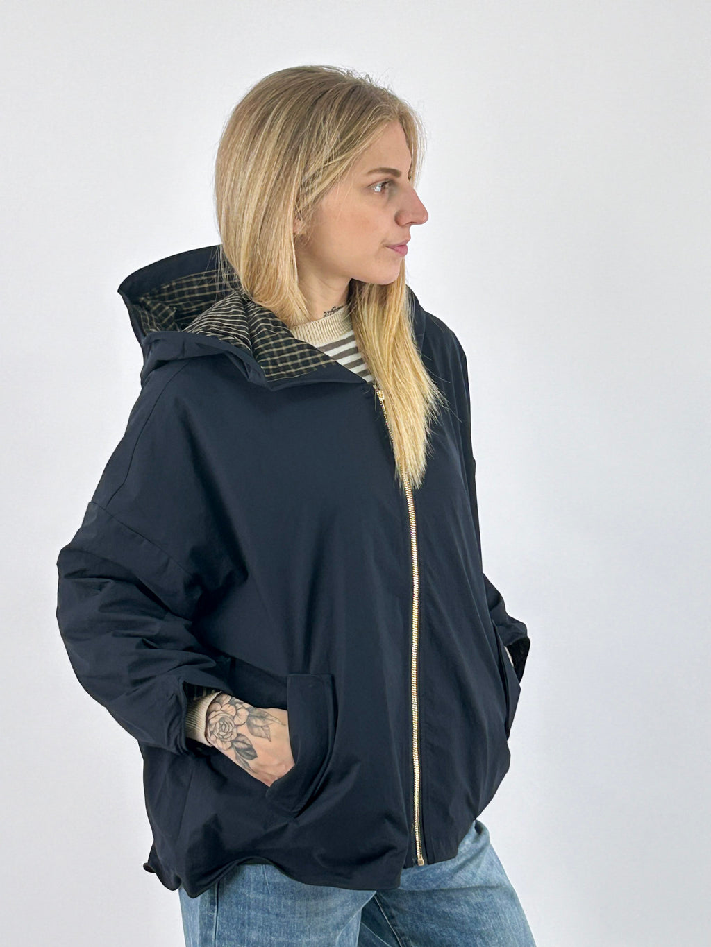Giubbino donna ampio con cappuccio, zip frontale e retro più lungo blu - vista laterale