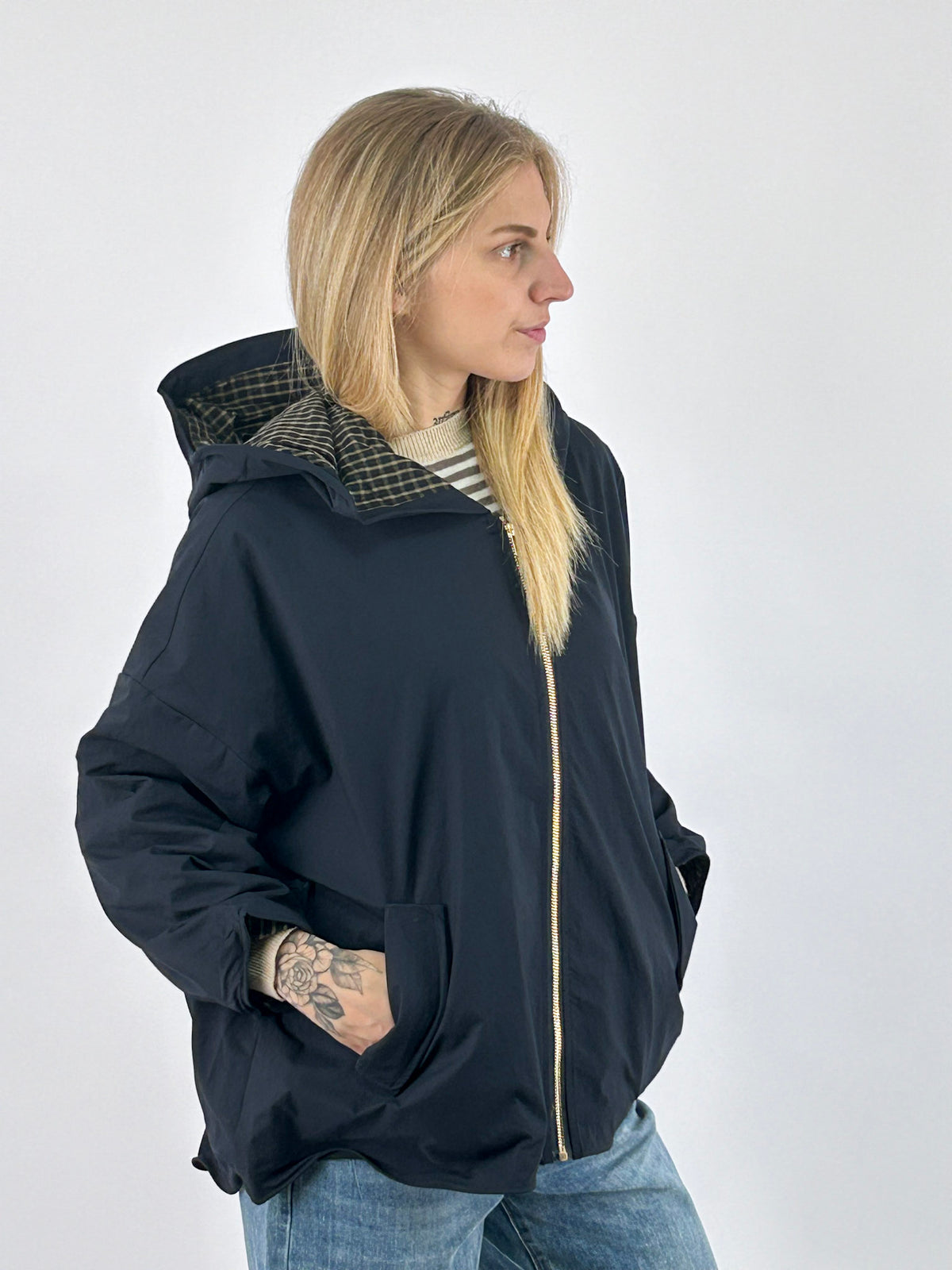 Giubbino donna ampio con cappuccio, zip frontale e retro più lungo blu - vista laterale