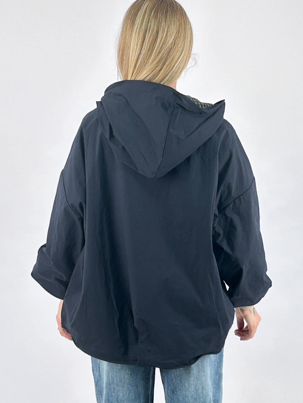 Giubbino donna ampio con cappuccio, zip frontale e retro più lungo blu - vista retro