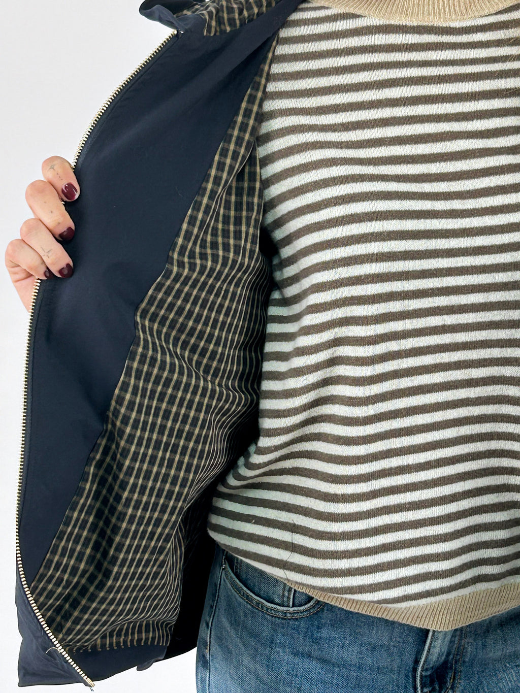 Giubbino donna ampio con cappuccio, zip frontale e retro più lungo blu - vista interno