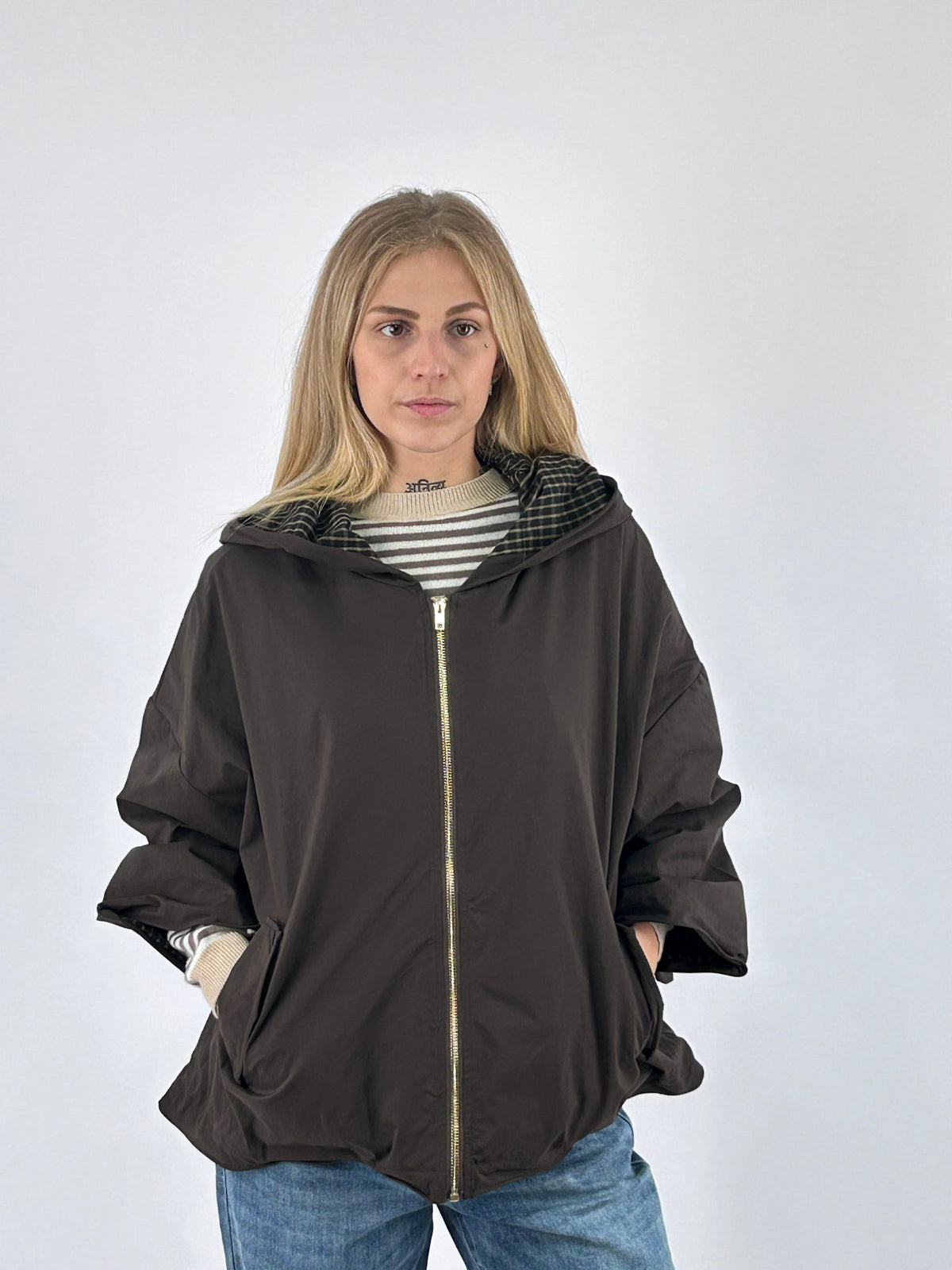 Giubbino donna ampio con cappuccio, zip frontale e retro più lungo marrone - vista frontale