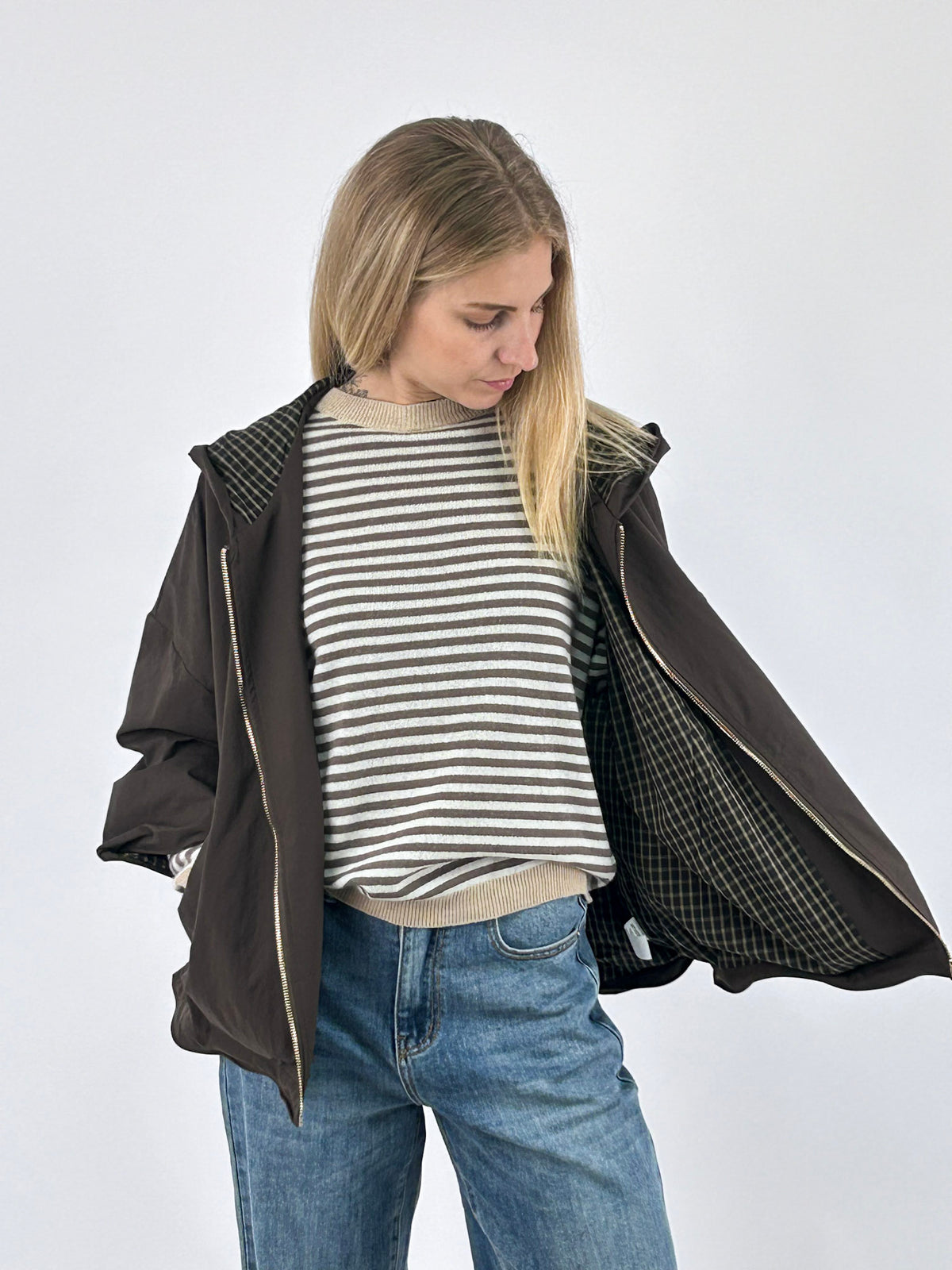 Giubbino donna ampio con cappuccio, zip frontale e retro più lungo marrone - vista dettaglio