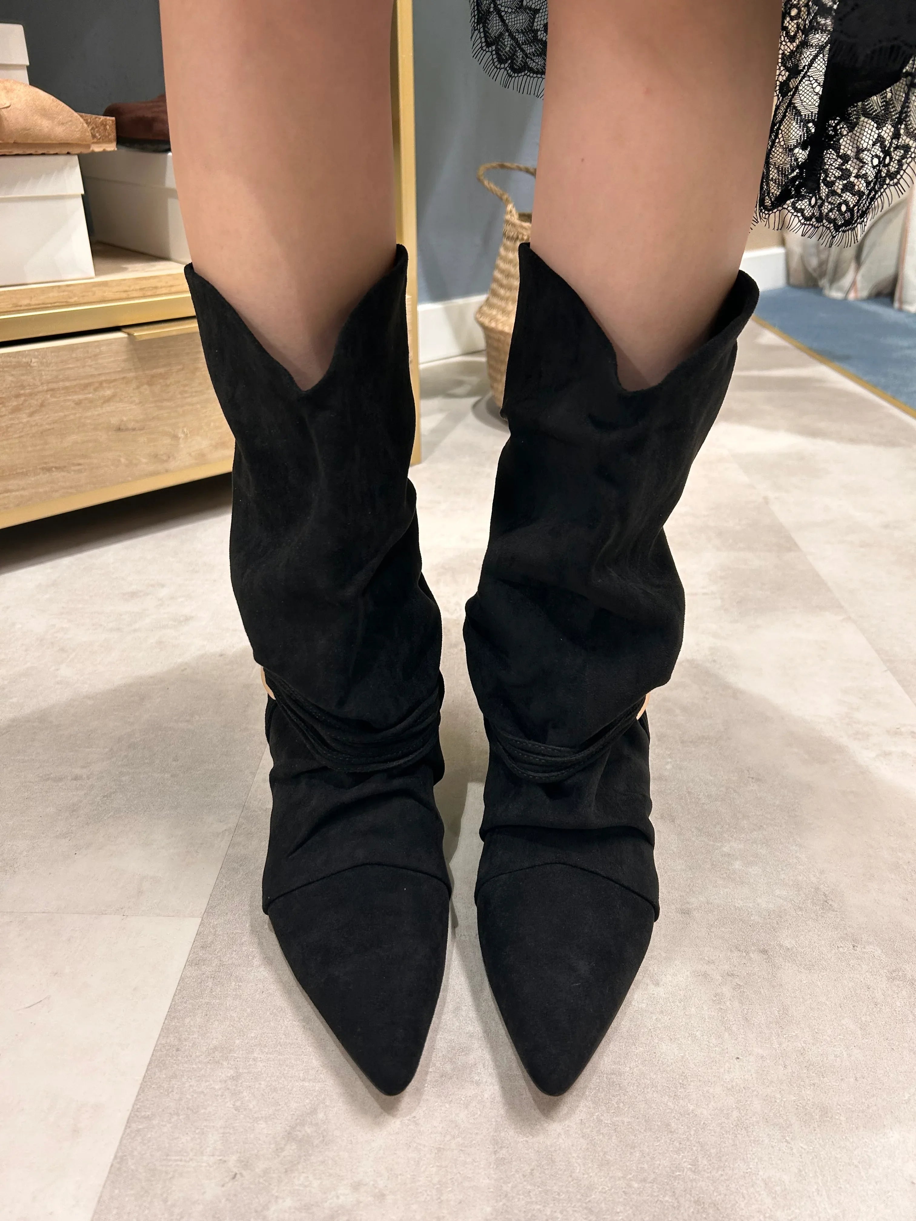 12. Stivaletto Morbido Stivaletto morbido – stivale basso donna in materiale morbido, stile casual elegante

