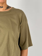 T-shirt donna verde salvia in cotone con vestibilità morbida e spalla scesa - vista dettaglio