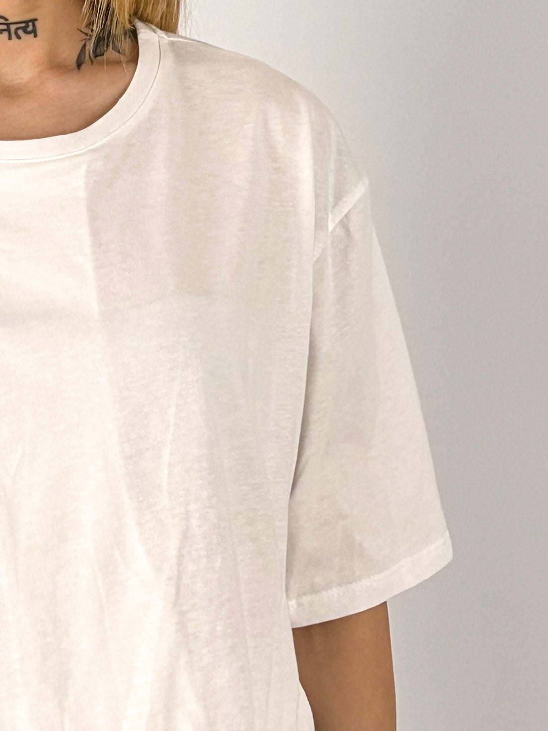 T-shirt donna bianco in cotone con vestibilità morbida e spalla scesa - vista dettaglio