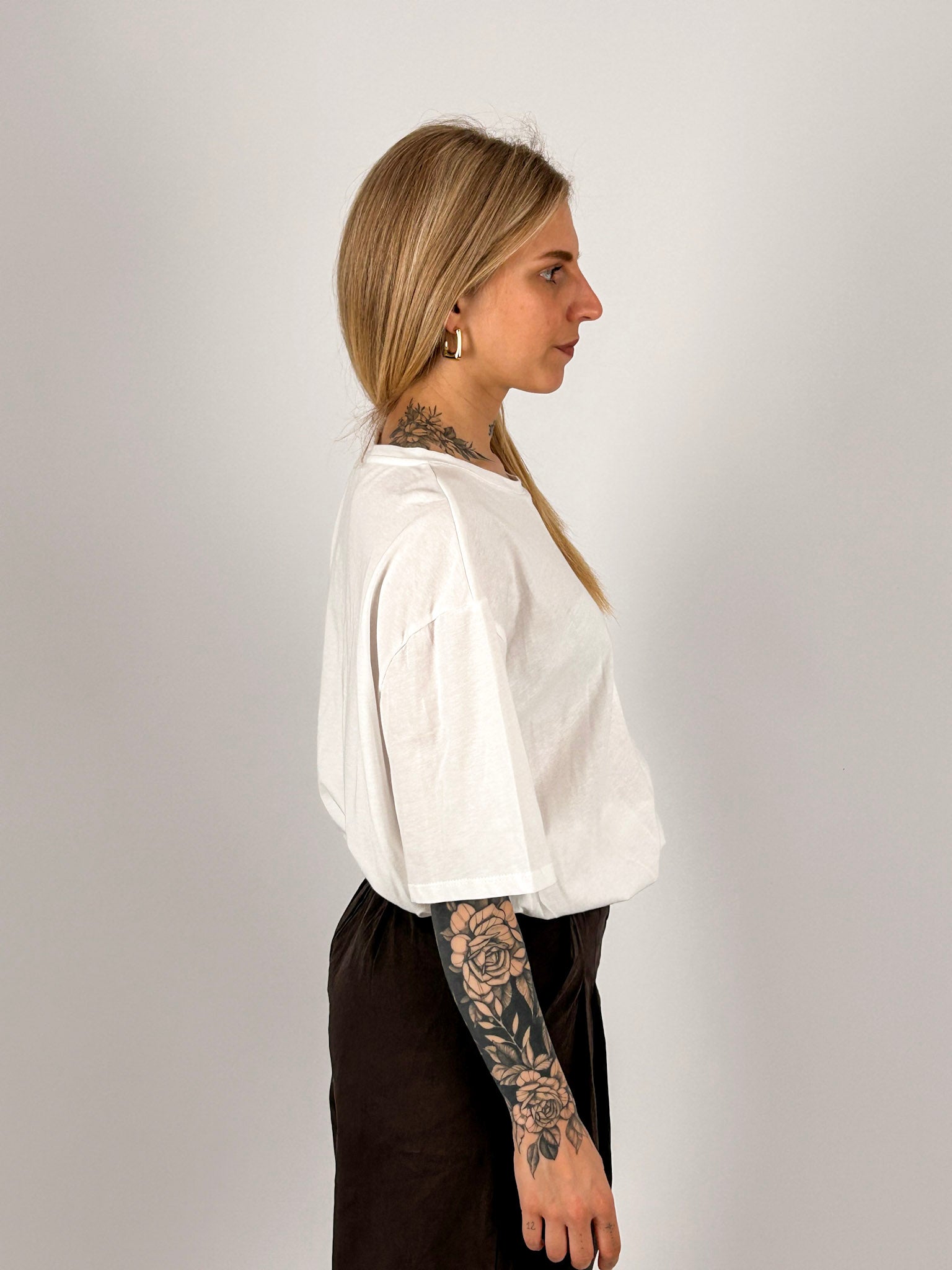 T-shirt donna bianco in cotone con vestibilità morbida e spalla scesa. -vista laterale