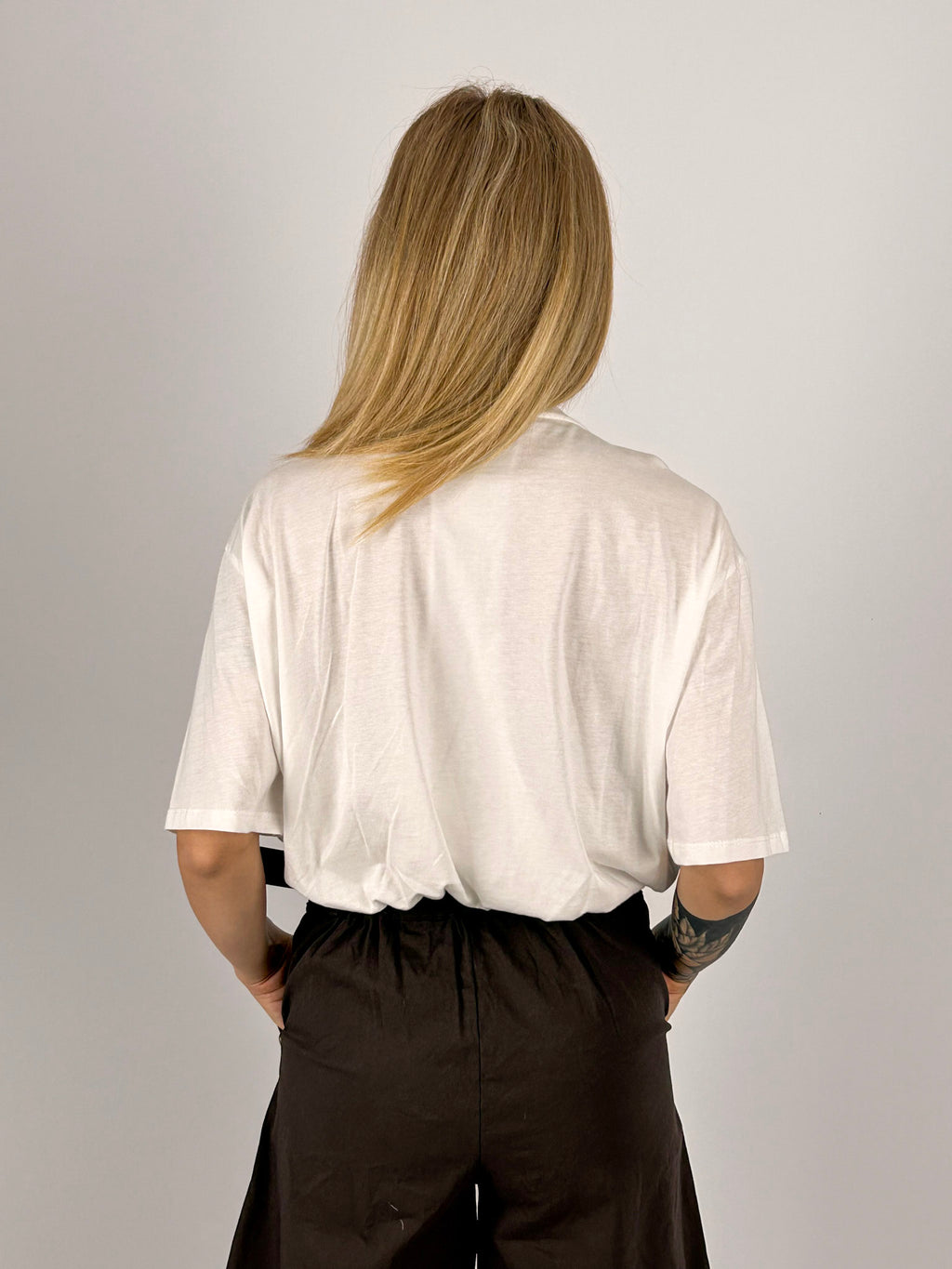 T-shirt donna bianco in cotone con vestibilità morbida e spalla scesa. -vista retro