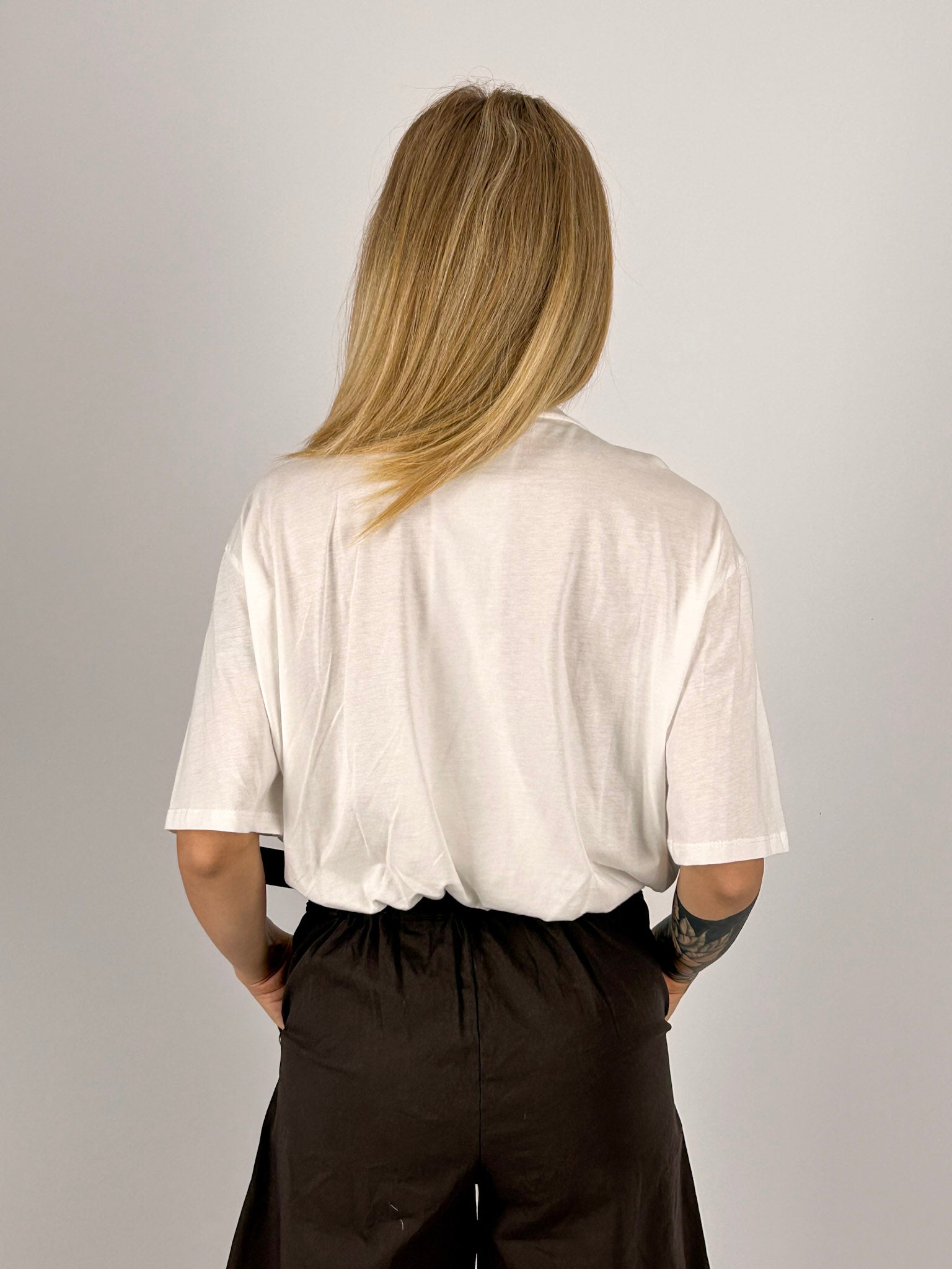 T-shirt donna bianco in cotone con vestibilità morbida e spalla scesa. -vista retro