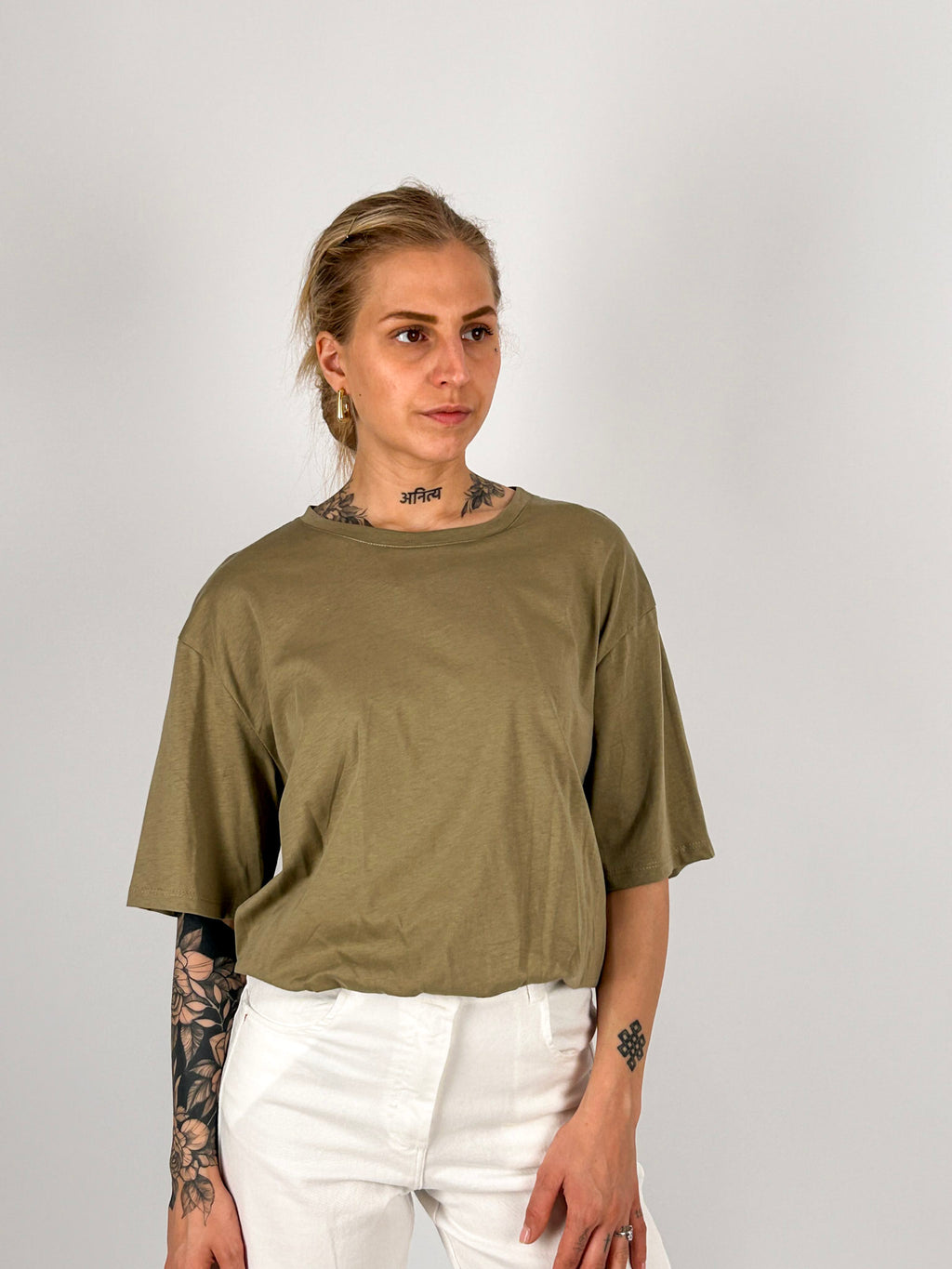 T-shirt donna verde salvia in cotone con vestibilità morbida e spalla scesa - vista fronatle